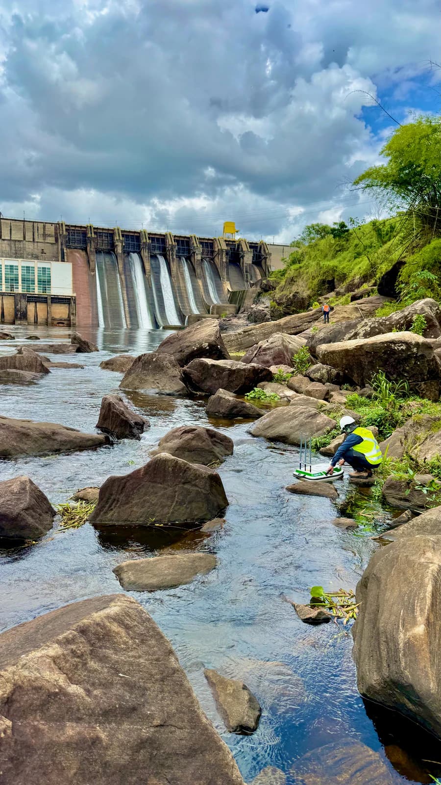 Levantamento batimétrico em barragem com vertedouro