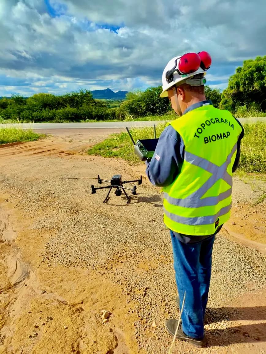 Drone pousando durante operação de campo da equipe BIOMAP
