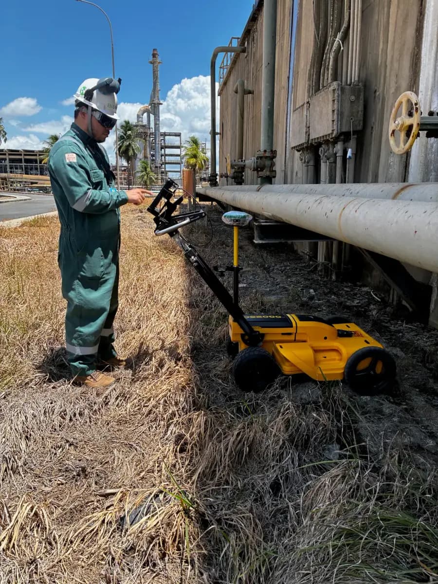 Operador BIOMAP com GPR ao lado de tubulação industrial