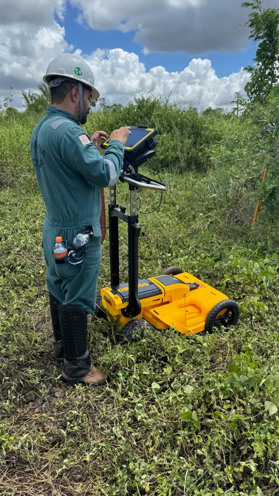 Operador BIOMAP com GPR e tablet em área de vegetação