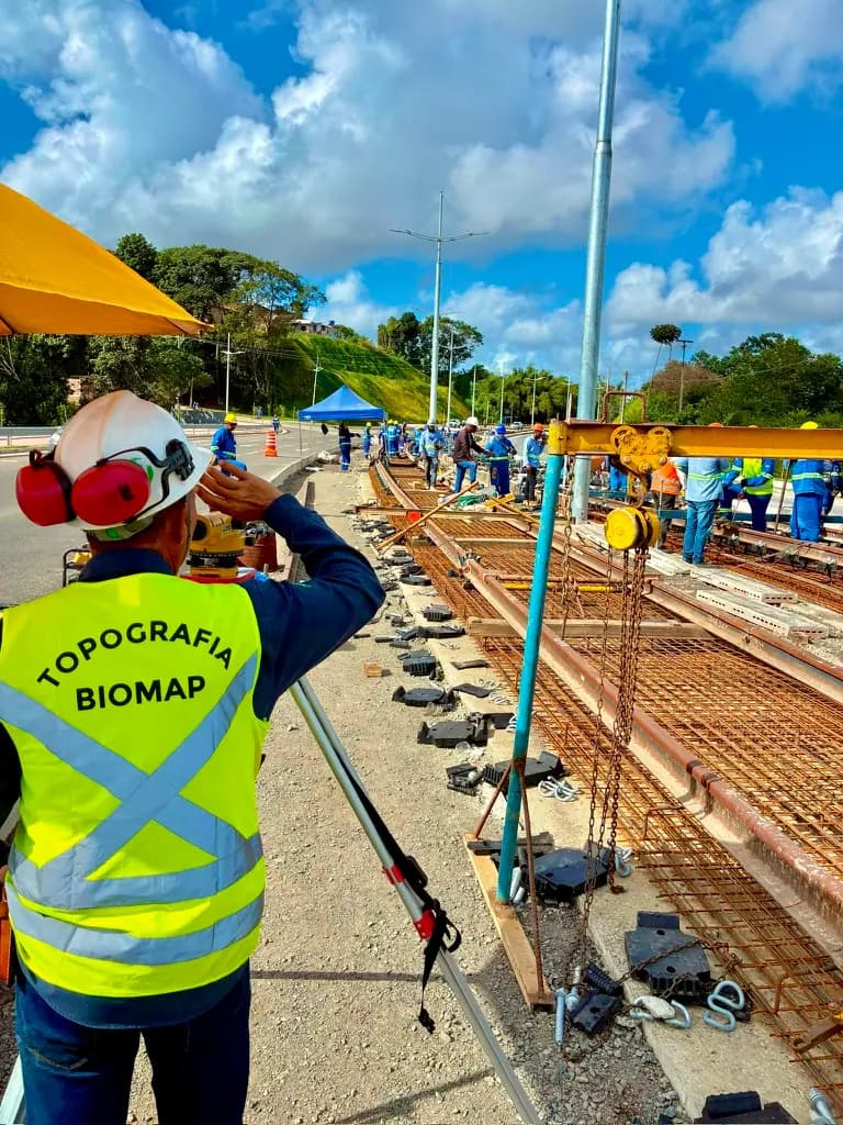 Equipe BIOMAP fazendo locação de eixos em obra ferroviária