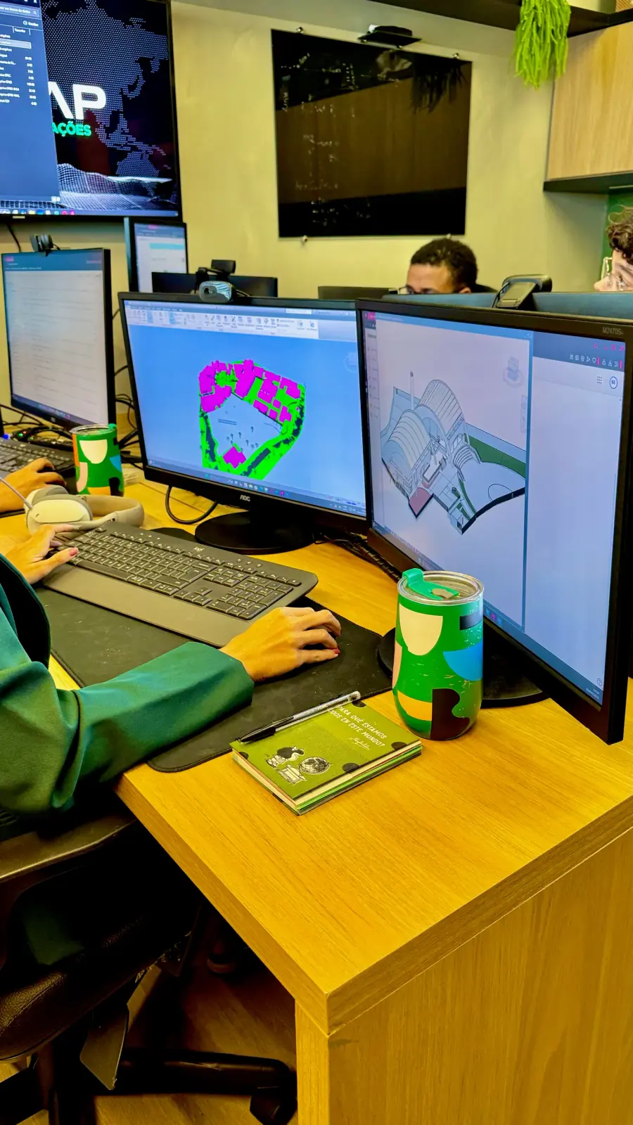 Equipe BIOMAP modelando em estação com múltiplos monitores