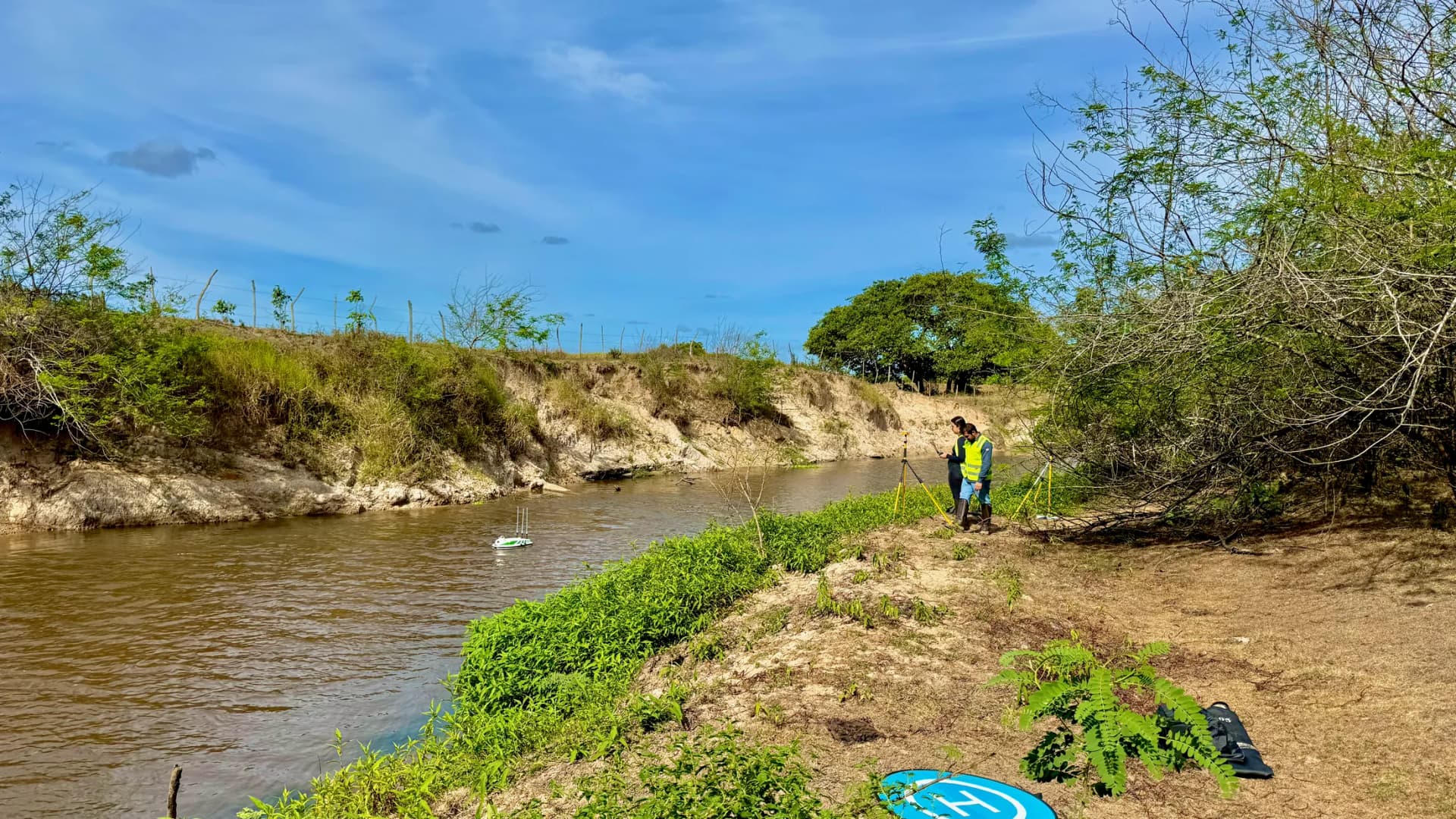 USV navegando em riacho estreito durante levantamento batimétrico