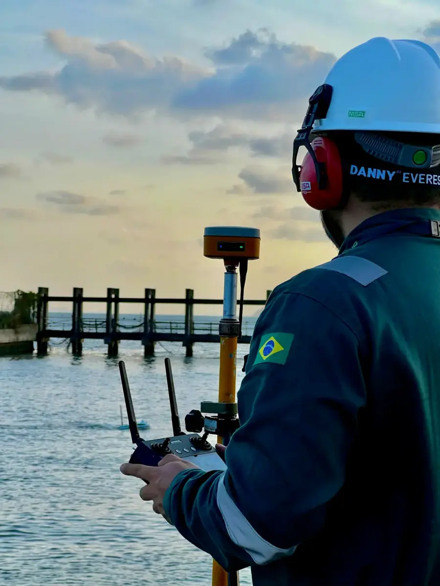 Operador BIOMAP com antena GNSS e controle do USV em embarcadouro