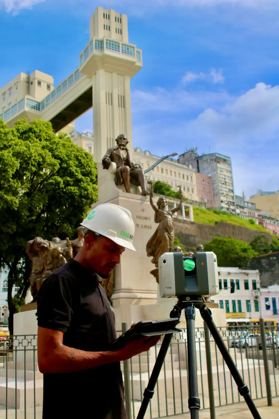 Operador BIOMAP com tablet junto ao Elevador Lacerda, em Salvador