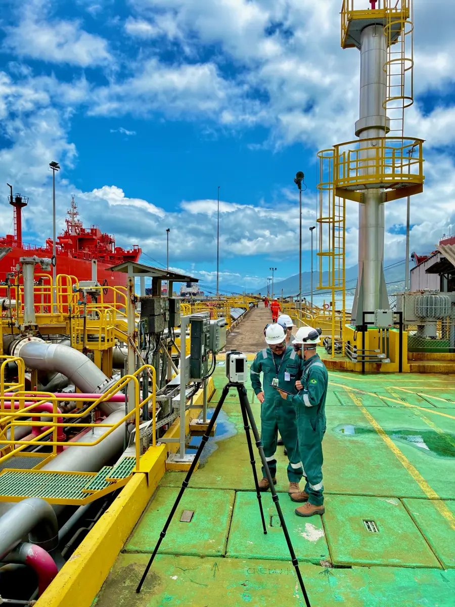 Equipe BIOMAP escaneando planta industrial com tubulações