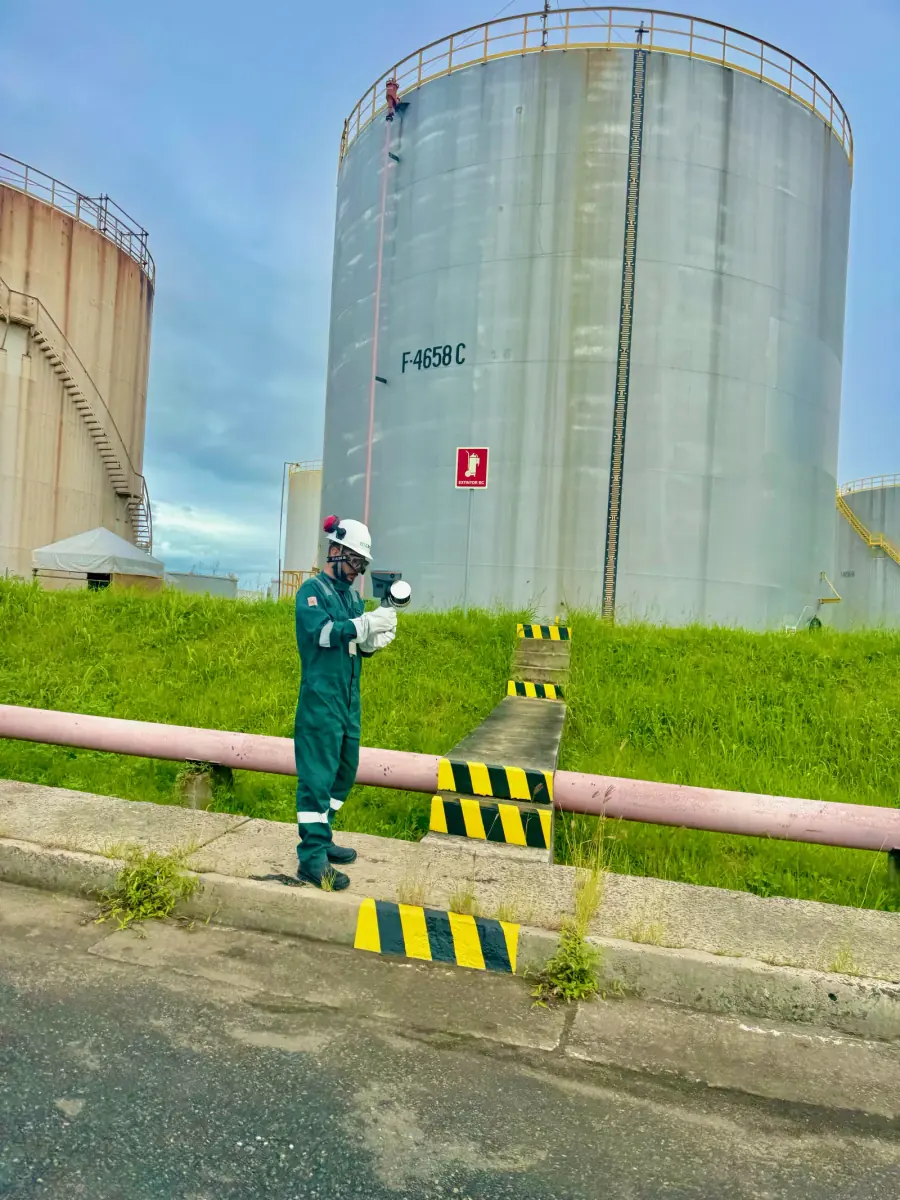 Operador BIOMAP escaneando tanques industriais com o RS10 SLAM