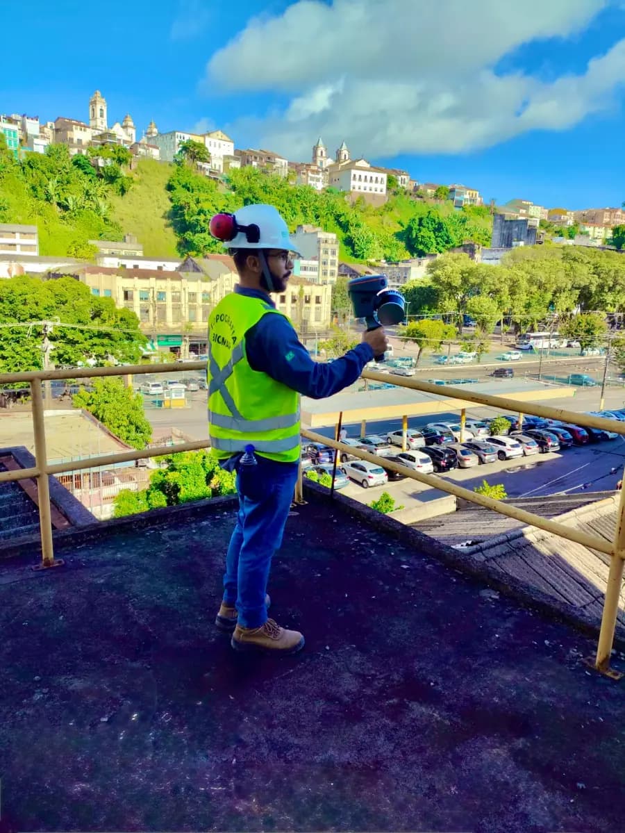 Escaneamento em laje de cobertura com vista do Centro Histórico de Salvador
