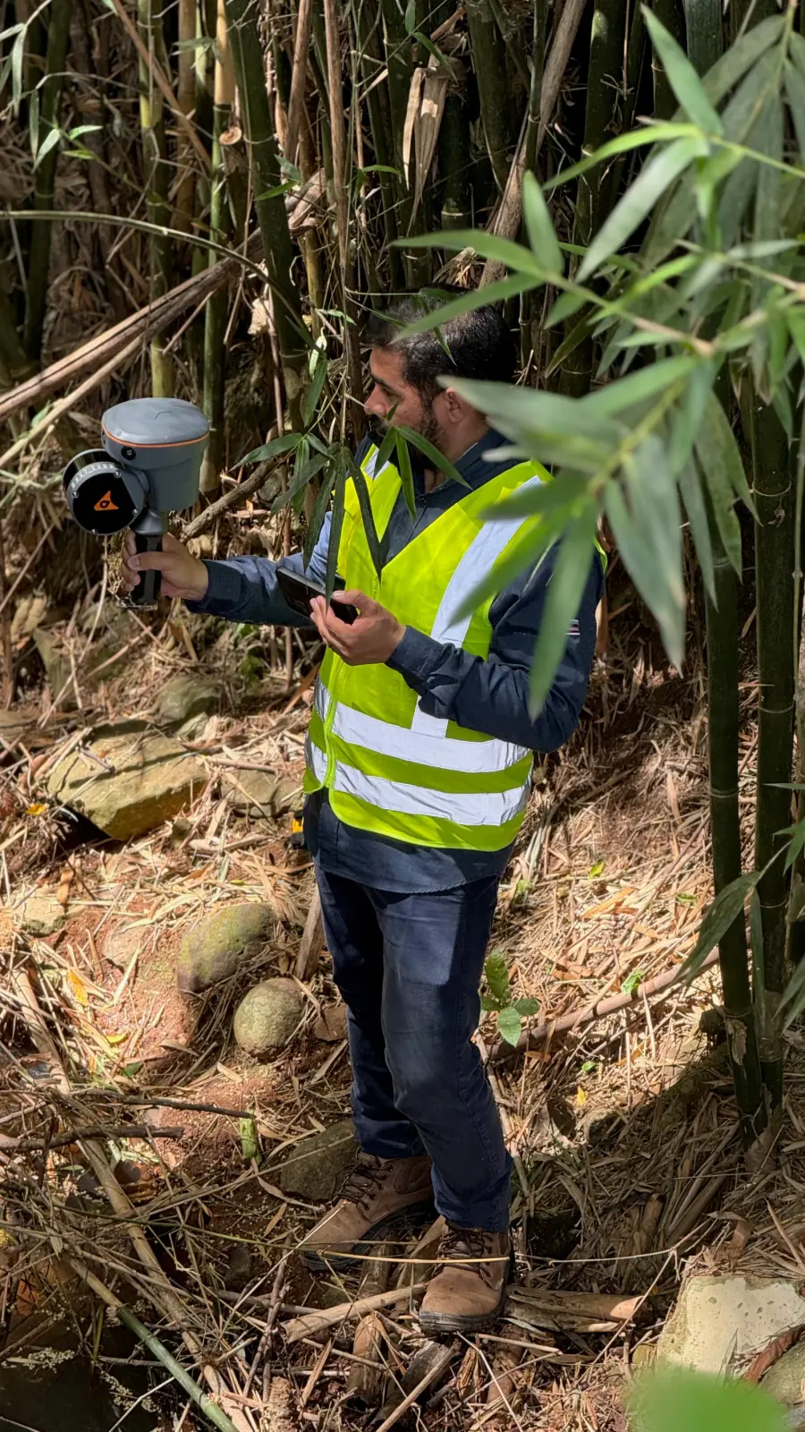 Operador BIOMAP escaneando trecho de mata fechada com o RS10 SLAM